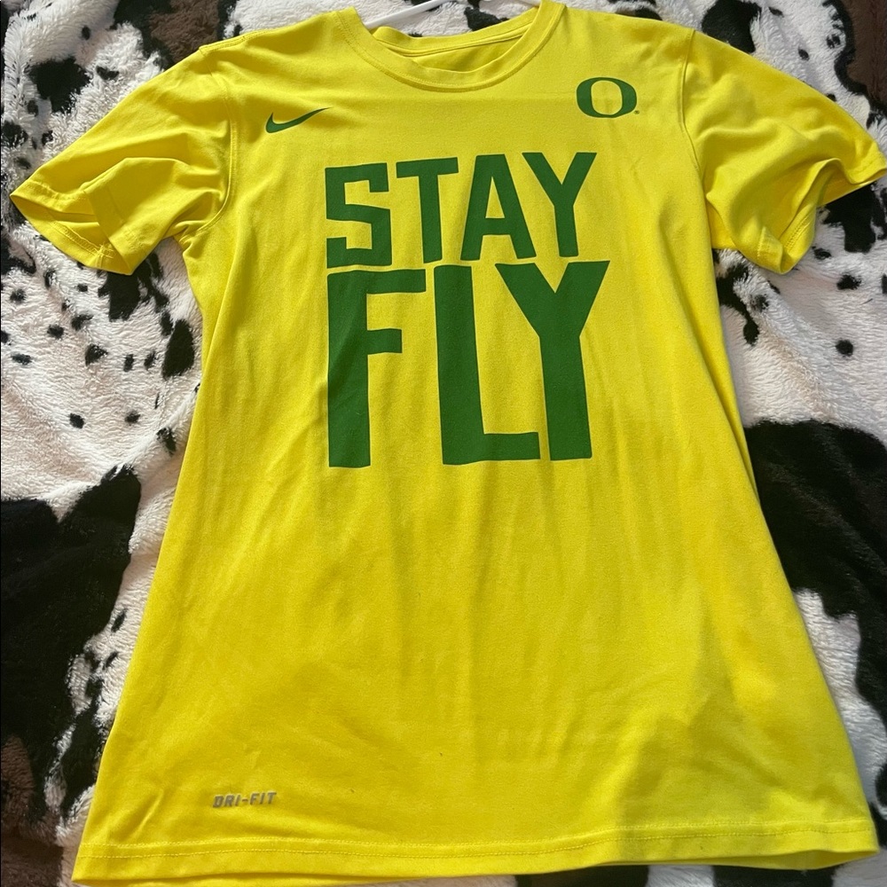 Stay fly Oregon ducks athletic T-shirt.